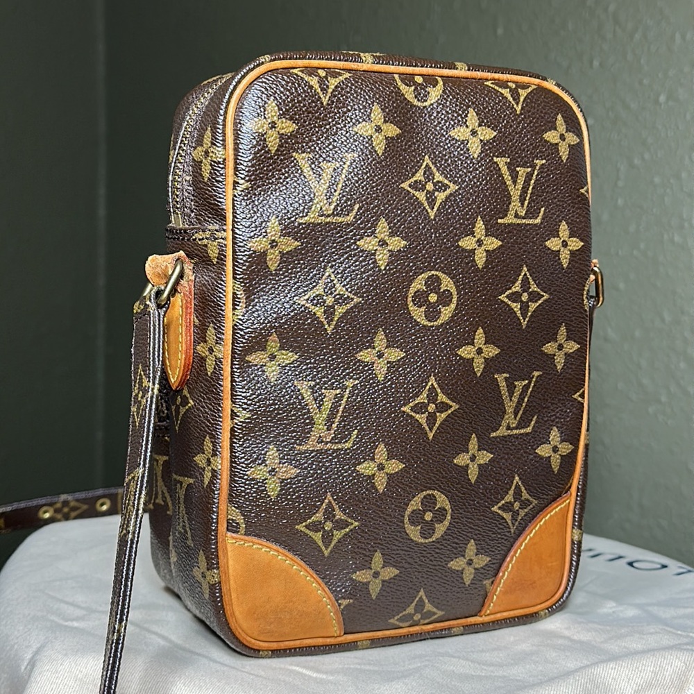 LOUIS VUITTON Monogram Amazone Crossbody - Picture 2 of 16